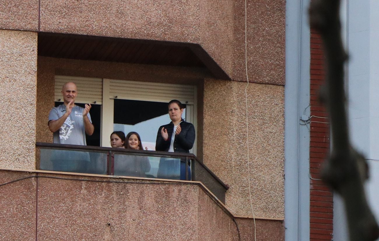León resiste en el confinamiento y muestra su orgullo por el personal sanitario en la lucha contra el coronavirus COVID-19. En la jornada 37 los aplausos han vuelto a resonar en los balcones y en las ventanas.