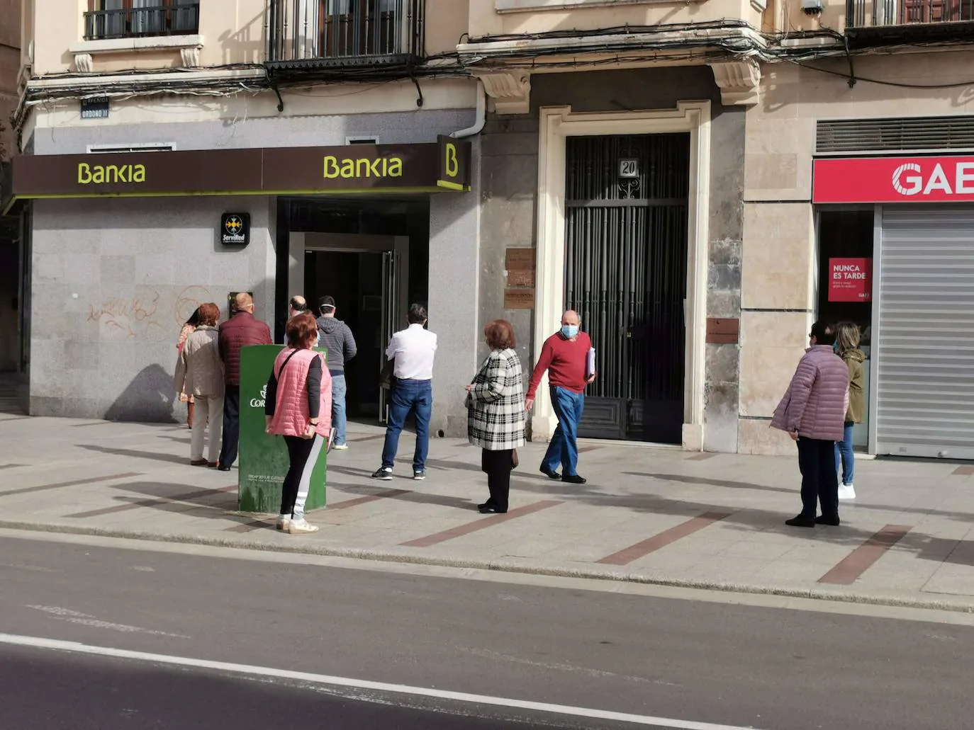 Los comercios se preparan para la apertura, aunque tendría que ser con cita previa y es probable que León no pase a la fase 1 este lunes. Aún así, de nuevo la calle ancha vuelve a sentir el cirucular de los camiones de reparto, en una estampa donde la mascarilla no está muy extendida.