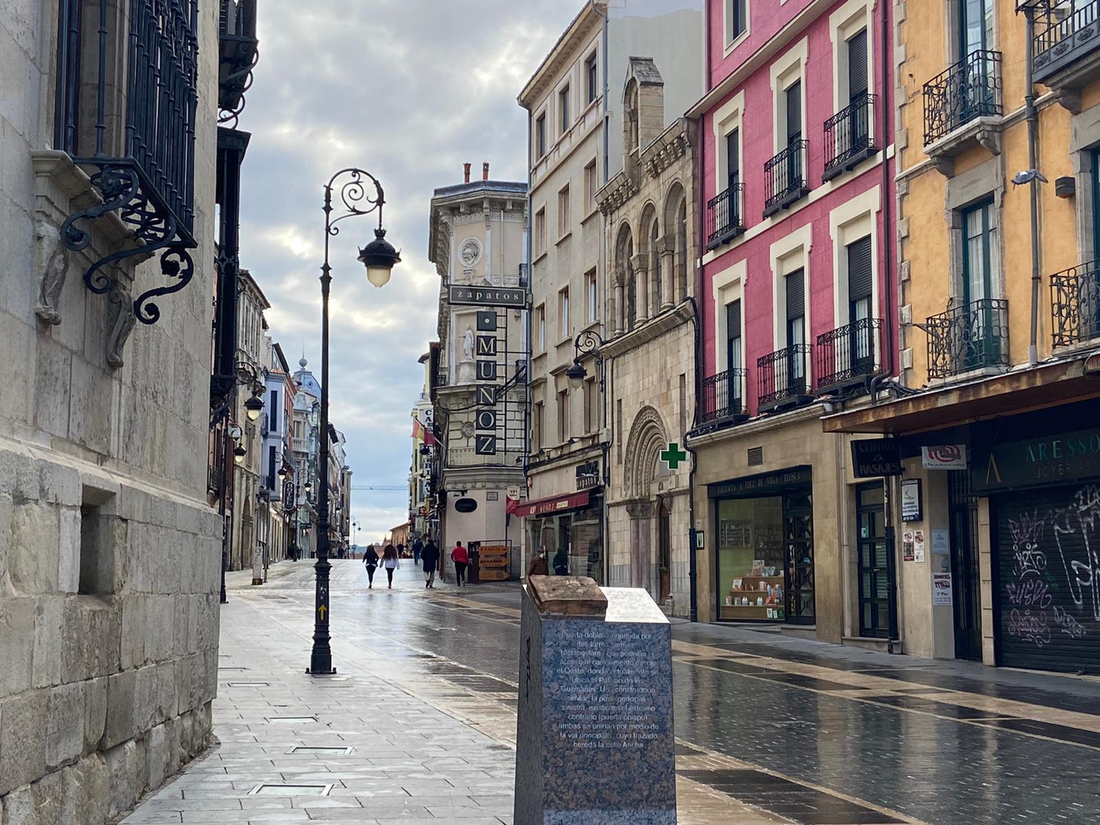 León despierta en una nueva jornada a medio camino entre el confinamiento y las medidas de aislamiento controlado. León estrena semana en 'fase 0' y parece complicado el salto a un nuevo escenario.