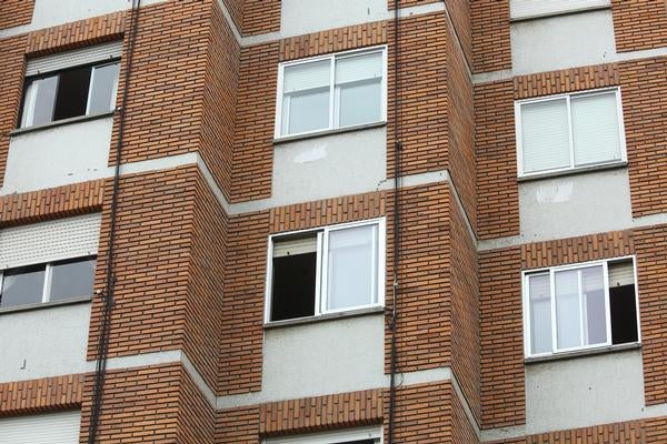 Una mujer pasea por Ponferrada durante el estado de alarma en fase 0.