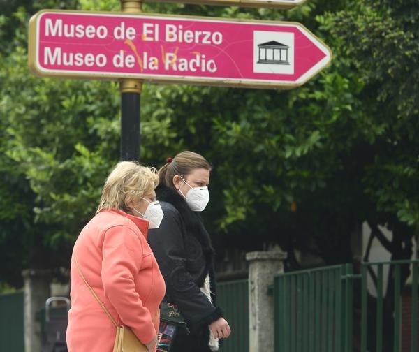 Una mujer pasea por Ponferrada durante el estado de alarma en fase 0.