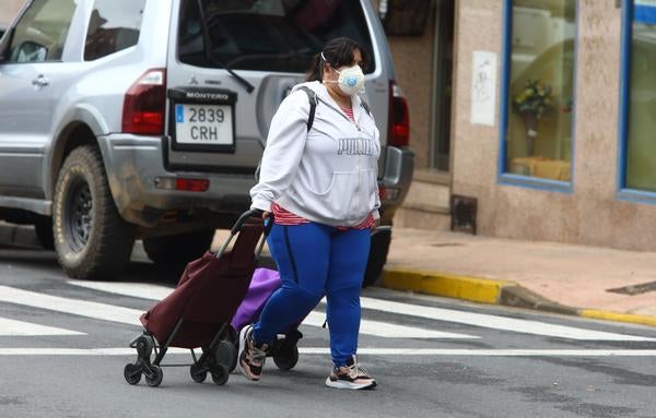 Una mujer pasea por Ponferrada durante el estado de alarma en fase 0.