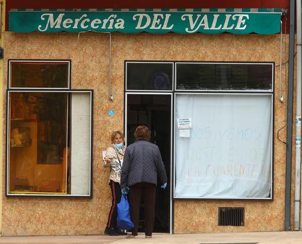 Una mujer pasea por Ponferrada durante el estado de alarma en fase 0.