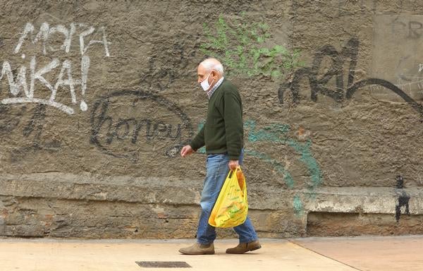 Una mujer pasea por Ponferrada durante el estado de alarma en fase 0.
