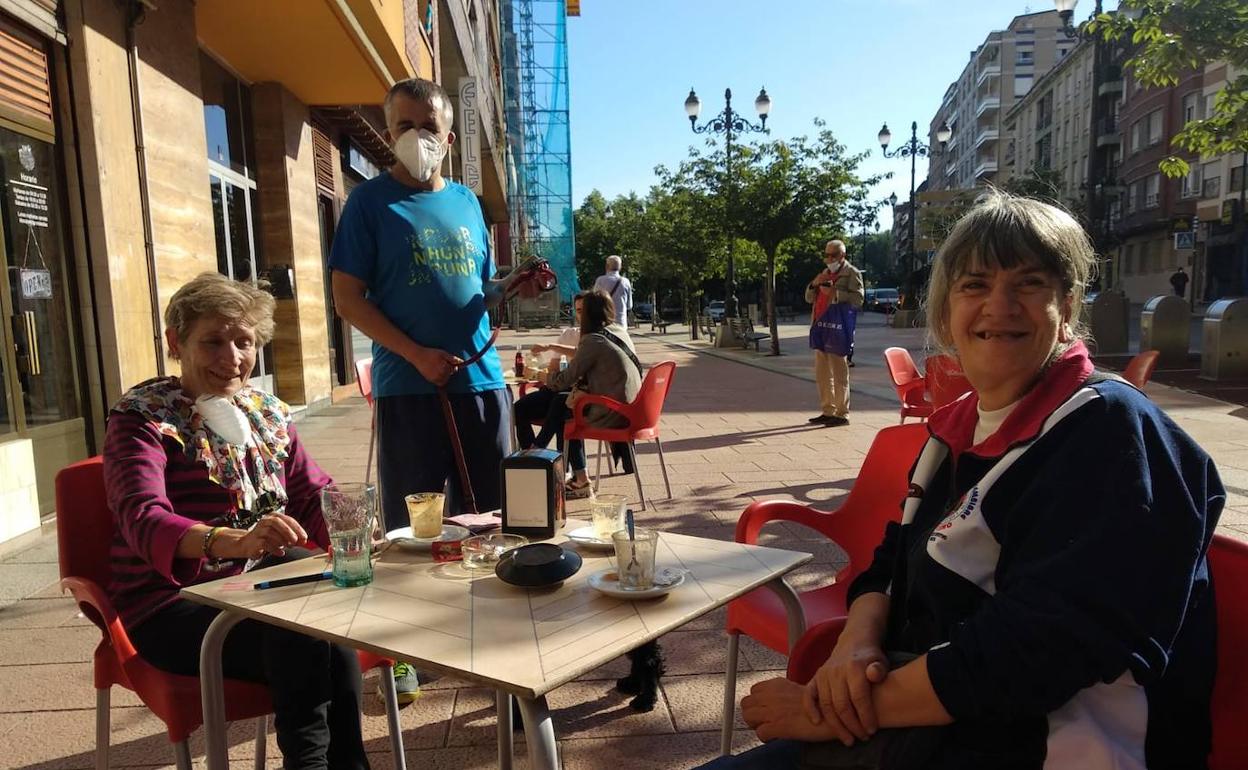 Clientes en la terraza de El Trasgu, en la parte alta de Ponferrada.