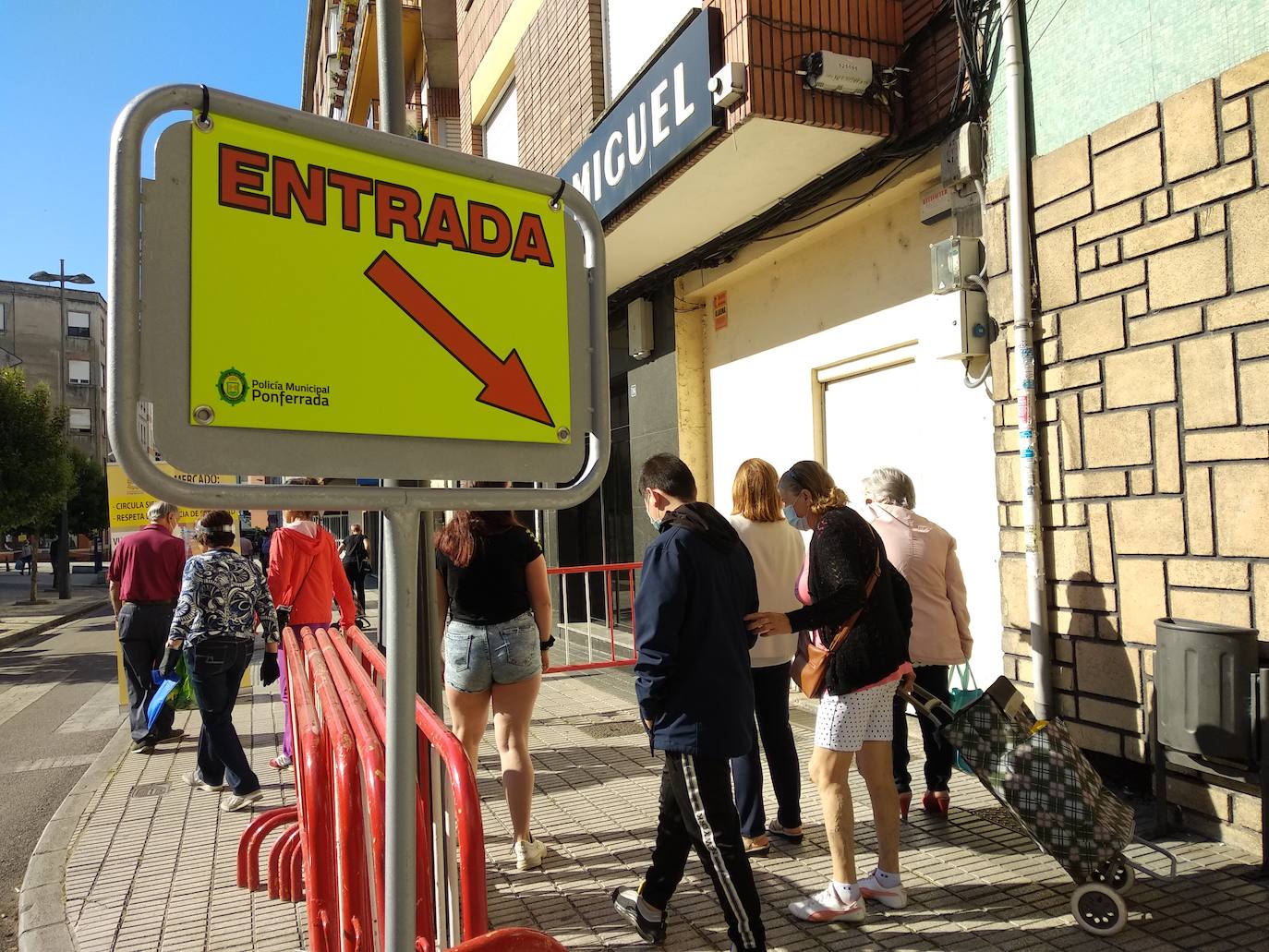 Fotos: Ponferrada recupera el mercado de los miércoles en la fase 1 del estado de alarma