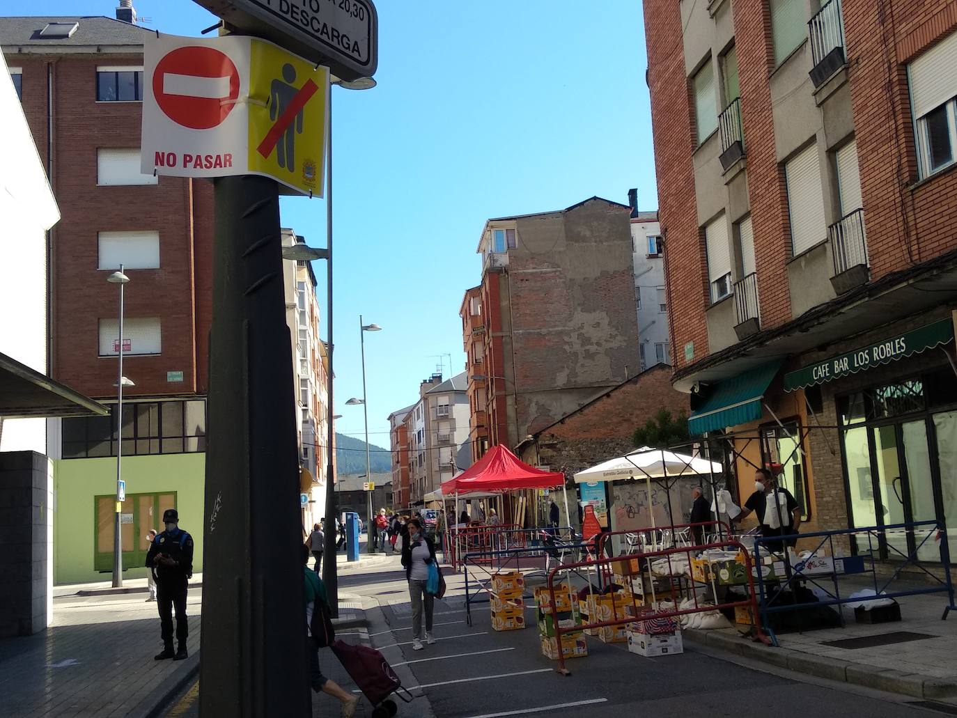 Fotos: Ponferrada recupera el mercado de los miércoles en la fase 1 del estado de alarma