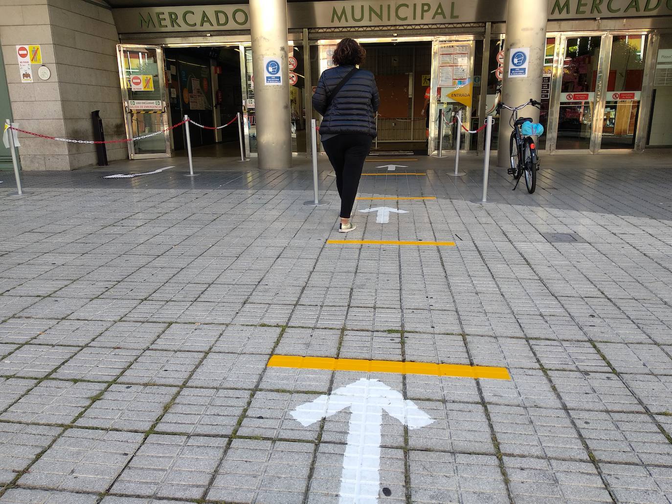 Fotos: Ponferrada recupera el mercado de los miércoles en la fase 1 del estado de alarma
