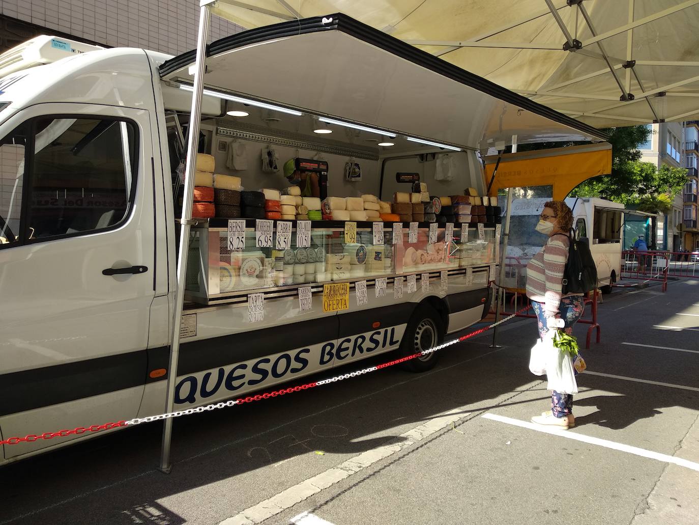 Fotos: Ponferrada recupera el mercado de los miércoles en la fase 1 del estado de alarma
