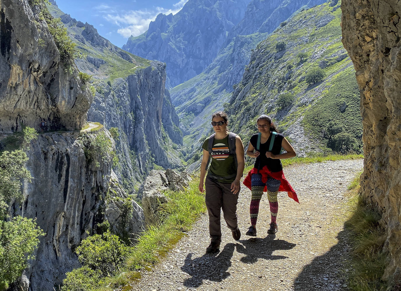 Los aficionados al senderismo han estrenado el verano y la nueva normalidad con un espléndido día para adentrarse en la montaña. El Urriellu, en los Picos de Europa, ha sido el telón de fondo mara muchos de los amantes de este deporte que ha acudido a realizar la popular Ruta del Cares. Poco a poco, el sendero va recuperando su afluencia habitual. 