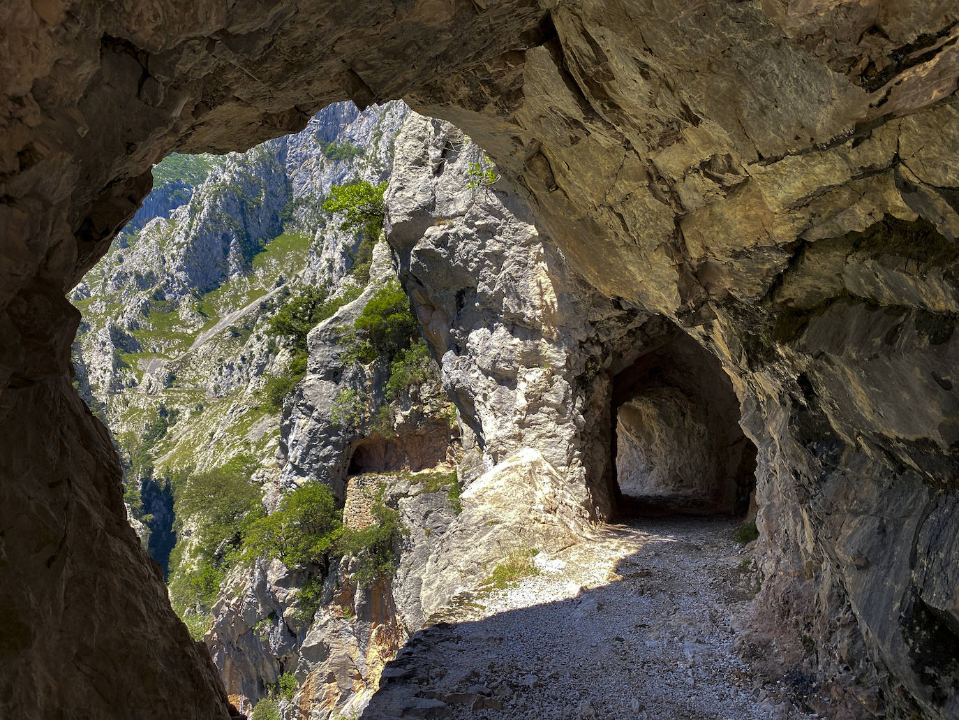 Los aficionados al senderismo han estrenado el verano y la nueva normalidad con un espléndido día para adentrarse en la montaña. El Urriellu, en los Picos de Europa, ha sido el telón de fondo mara muchos de los amantes de este deporte que ha acudido a realizar la popular Ruta del Cares. Poco a poco, el sendero va recuperando su afluencia habitual. 