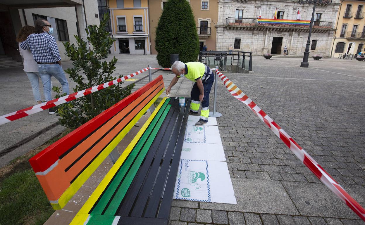 La Plaza del Ayuntamiento será el primer espacio de Ponferrada con un banco pintado de arcoíris.