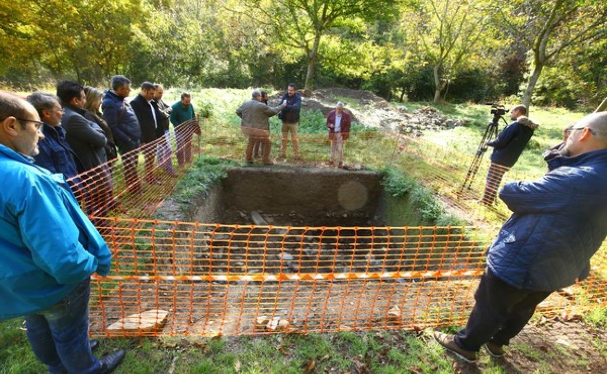 Imagen de archivo de una visita guiada a las excavaciones del proyecto.
