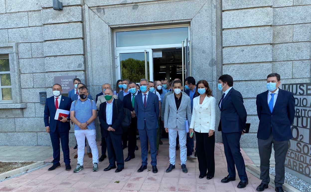 Componentes de la Mesa por León durante la última reunión celebrada en Ponferrada.