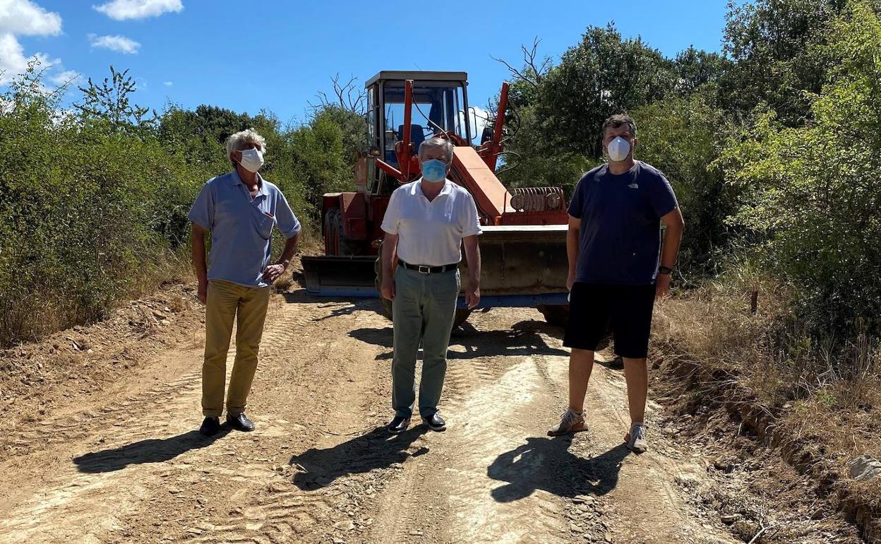 Carracedelo y Borrenes arreglan la pista entre Peón de Arriba y el Castrelín