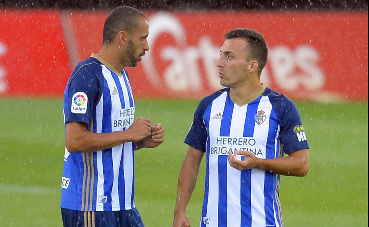 Yuri y Valcarce conversan durante un partido.
