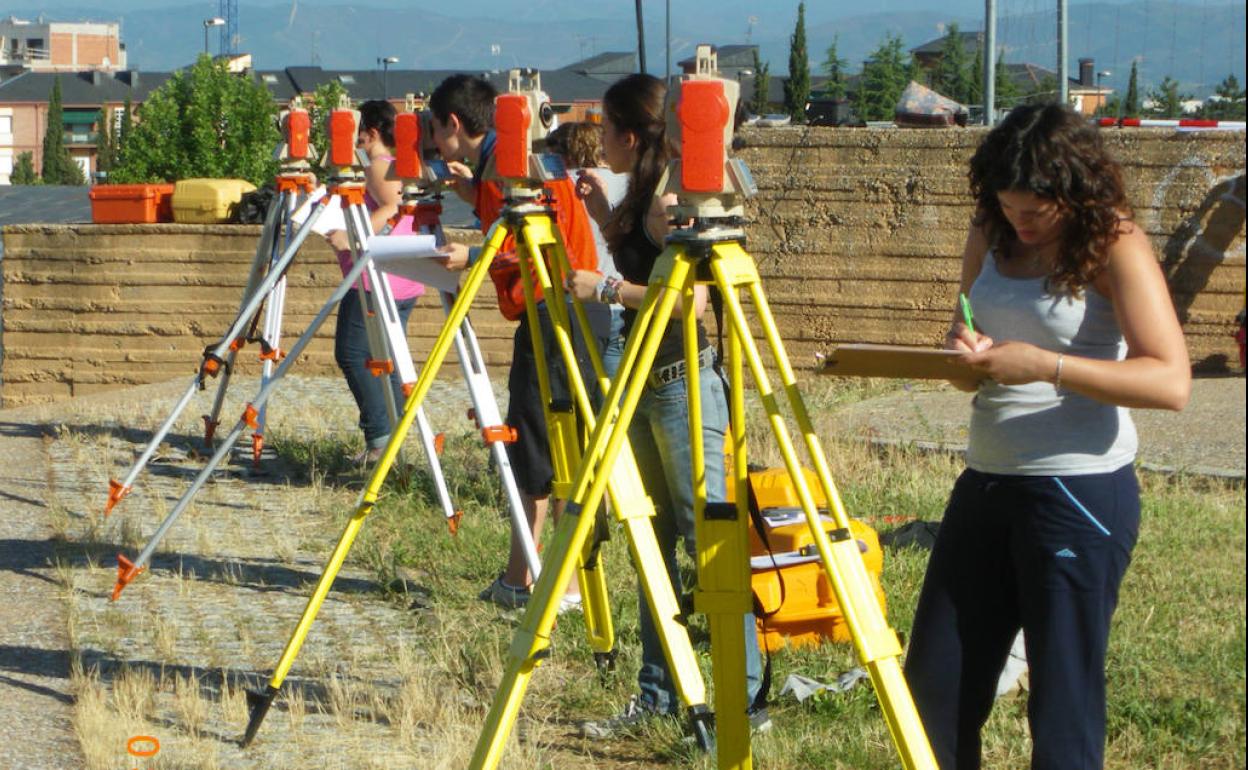 Estudiantes del grado de Topografía en el Campus de la ULE en Ponferrada.