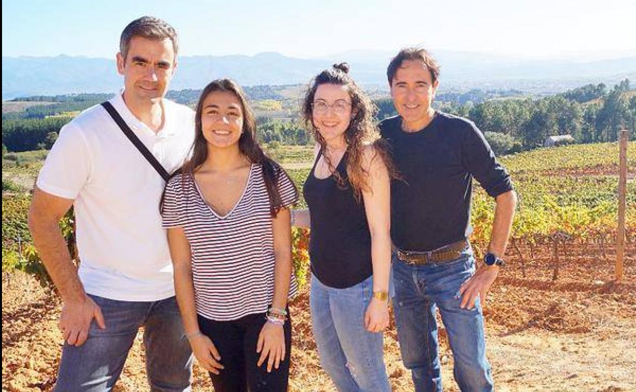 Las alumnas del IES Gil y Carrasco de Ponferrada, Celia García y Lara Fernández, ganadoras de los XIX Premios de Estadística de Castilla y León, acompañadas de sus tutores.