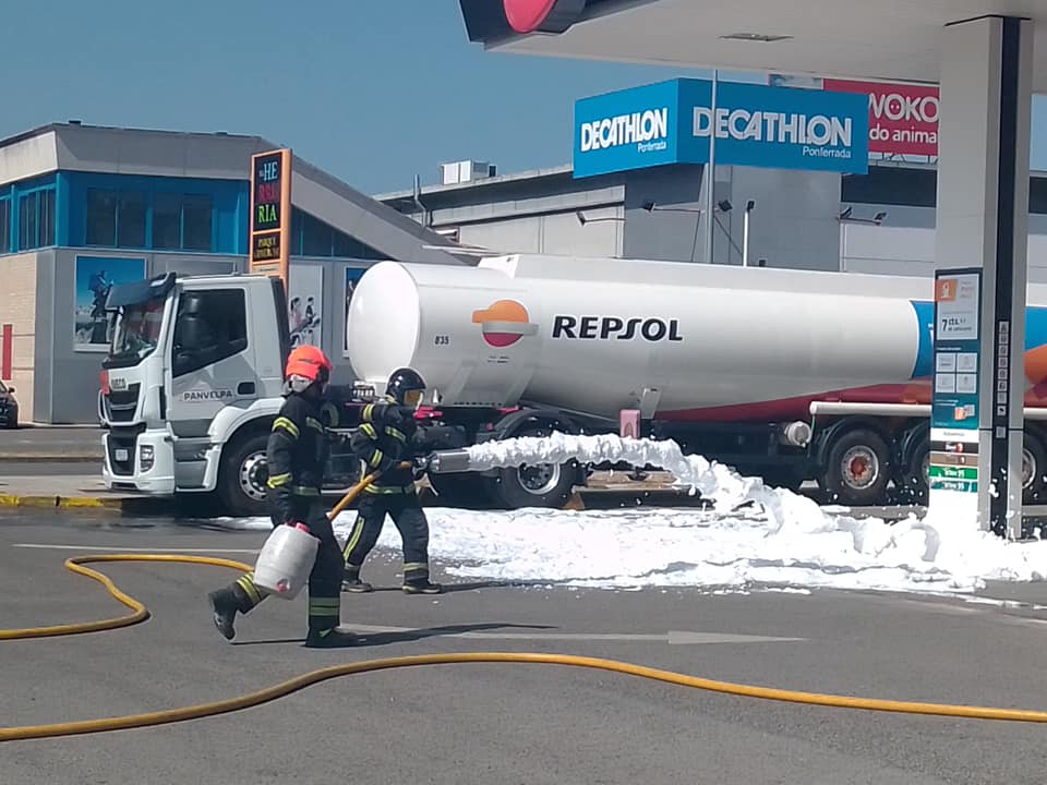 Fotos: Simulacro de los Bomberos de Ponferrada en una gasolinera