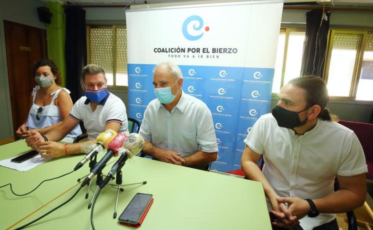El nuevo secretario general de Coalición por el Bierzo, Iván Alonso (2I), junto a varios integrantes de la nueva ejecutiva del partido durante su presentación.