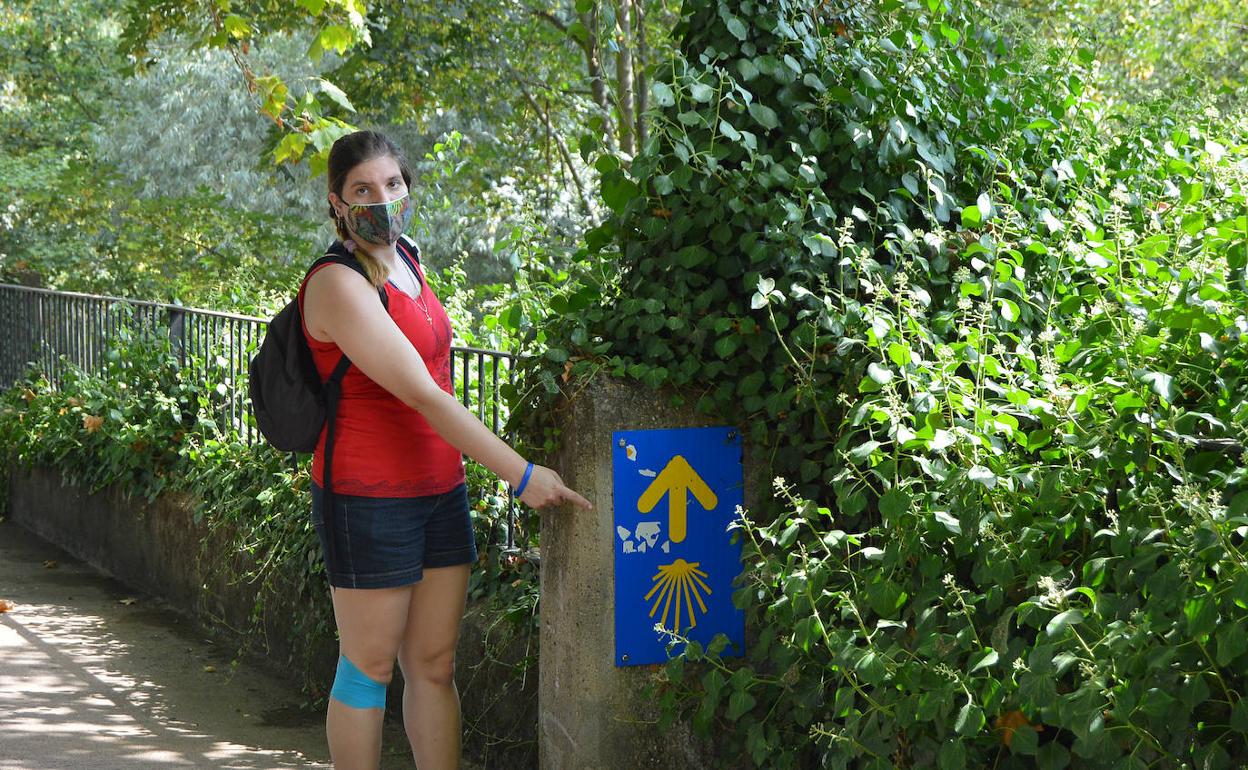 Una usuaria de Asprona Bierzo durante la realización de un tramo del Camino.