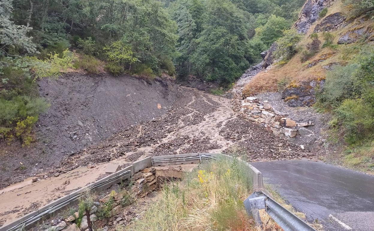 Imagen de la avenida provocada por la tormenta en la carretera de Peñalba.