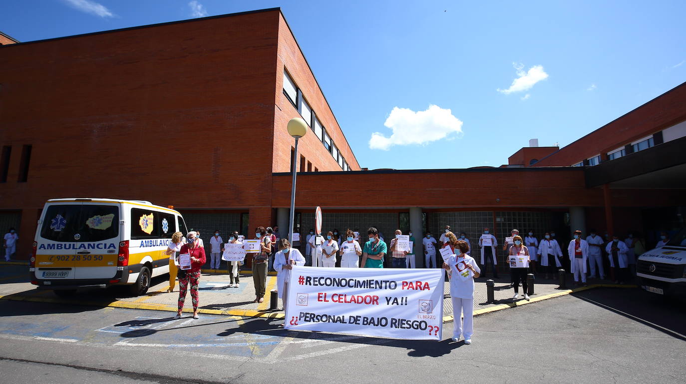 Fotos: Concentración de celadores en el Hospital El Bierzo
