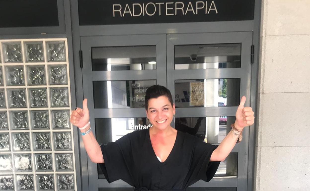 La joven berciana Eva María Arias frente a la Unidad de Radioterapia del Hospital U)niversitario de León.