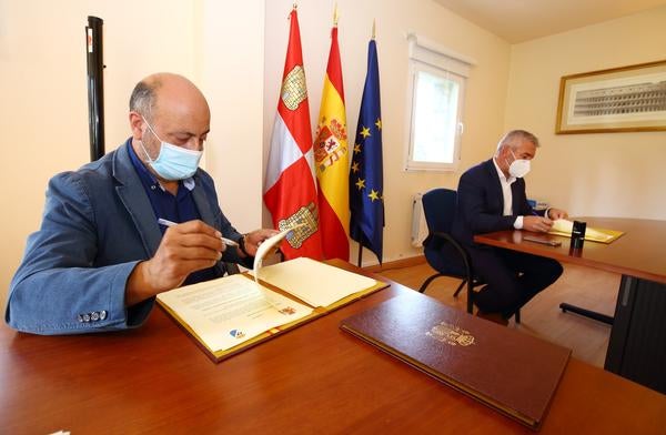Fotos: Firma del convenio de colaboración para acondicionar la margen izquierda del río Quintana
