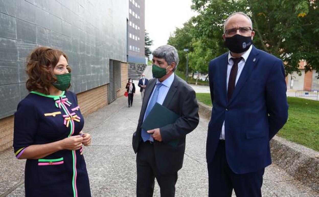 El vicerrector de Profesorado de la ULE, Miguel Ángel Tesouro, junto al alcalde de Ponferrada, Olegario Ramón, y la vicerrectora del Campus del Bierzo, Pilar Marqués, en la apertura del curso en el Campus del Bierzo.
