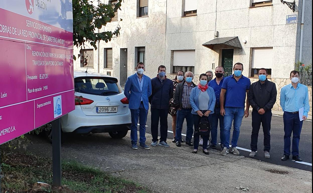 Representantes de la Diputacion y el Ayuntamiento de Castropodame durante la recepción de la obra.