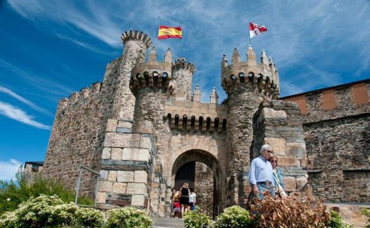 Visitantes en el Castillo de los Templarios de Ponferrada.