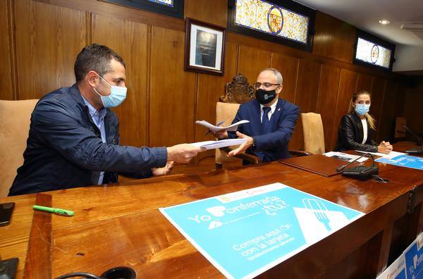Fotos: El Ayuntamiento de Ponferrada y la Cámara de Comercio firman un convenio para apoyar al comercio local
