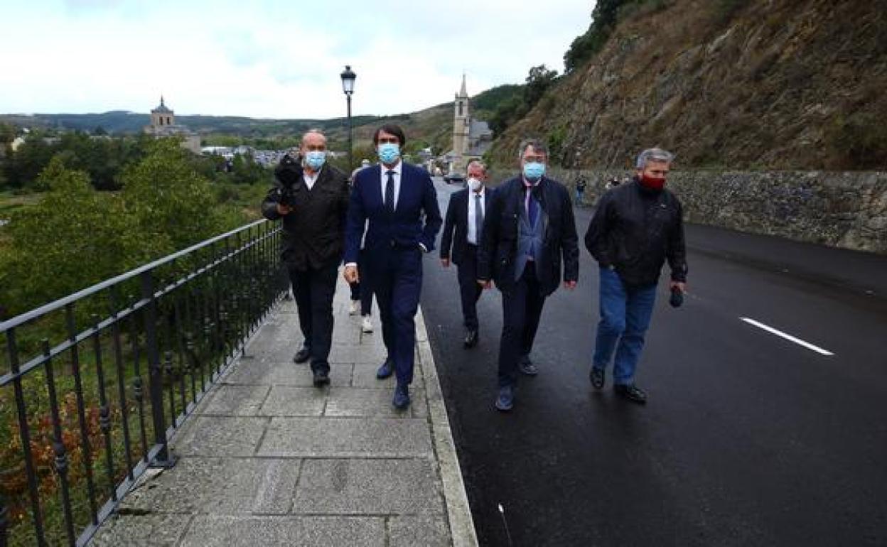 El consejero de Fomento, Juan Carlos Suárez-Quiñones (2I), visita las obras de la carretera LE-142. Junto a él, el alcalde de Molinaseca (León), Alfonso Arias (I), el subdelegado de la Junta en León, Juan Martínez Majo (2D), y el presidente del PP en el Bierzo, Raúl Valcarce (D).