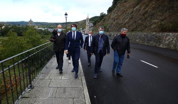 Fotos: El consejero de Fomento visita las obras de la carretera LE-142