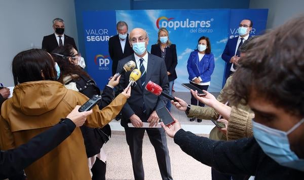 Fotos: Reunión de cargos del PP sobre las infraestructuras de comunicación entre El Bierzo y Galicia