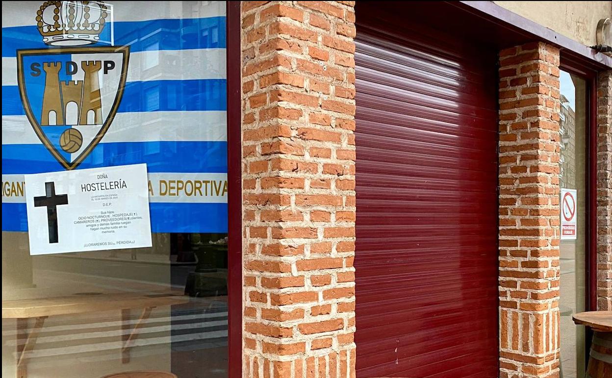 Un bar cerrado en la zona alta de Ponferrada.