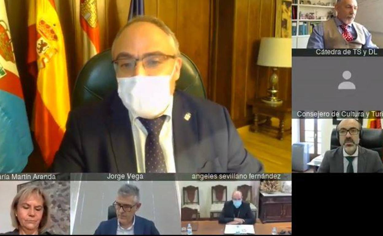 El alcalde de Ponferrada, Olegario Ramón, y el consejero de Cultura y Turismo, Javier Ortega (D), y el obispo de Astorga, Jesús Fernández, durante la firma del protocolo a través de viodeoconferencia.