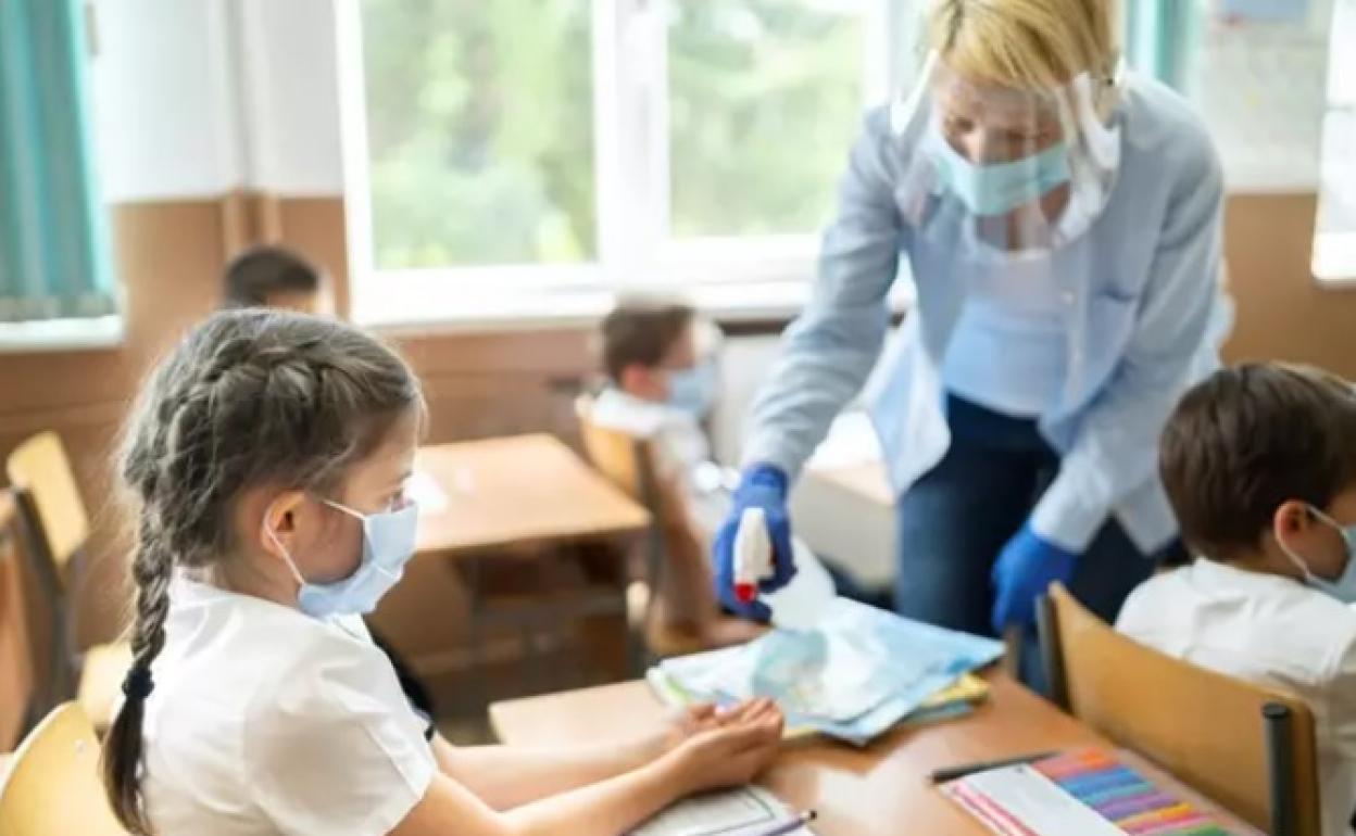 Una niña en un aula. 