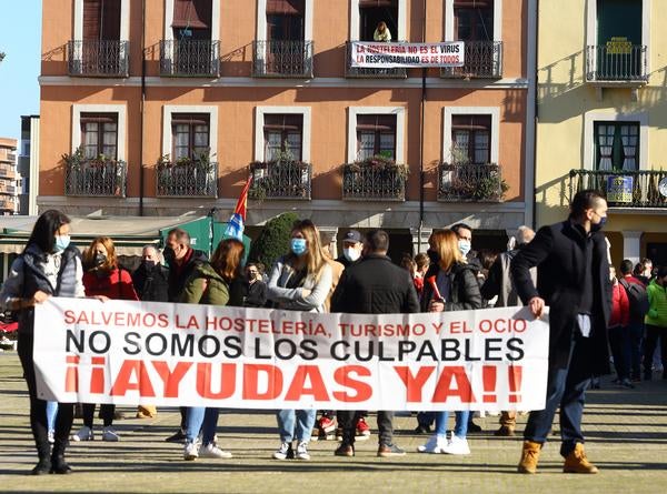 Más de 200 personas secundan en la plaza del Ayuntamiento de Ponferrada la protesta para reclamar que las ayudas al sector se pongan en marcha / Anuncian que se constituirán en asociación y temen nuevos cierres más allá del puente de la Constitución / El alcalde, Olegario Ramón, reclama a las administraciones superiores que «instrumentalicen una serie de ayudas efectivas que lleguen de manera rápida»