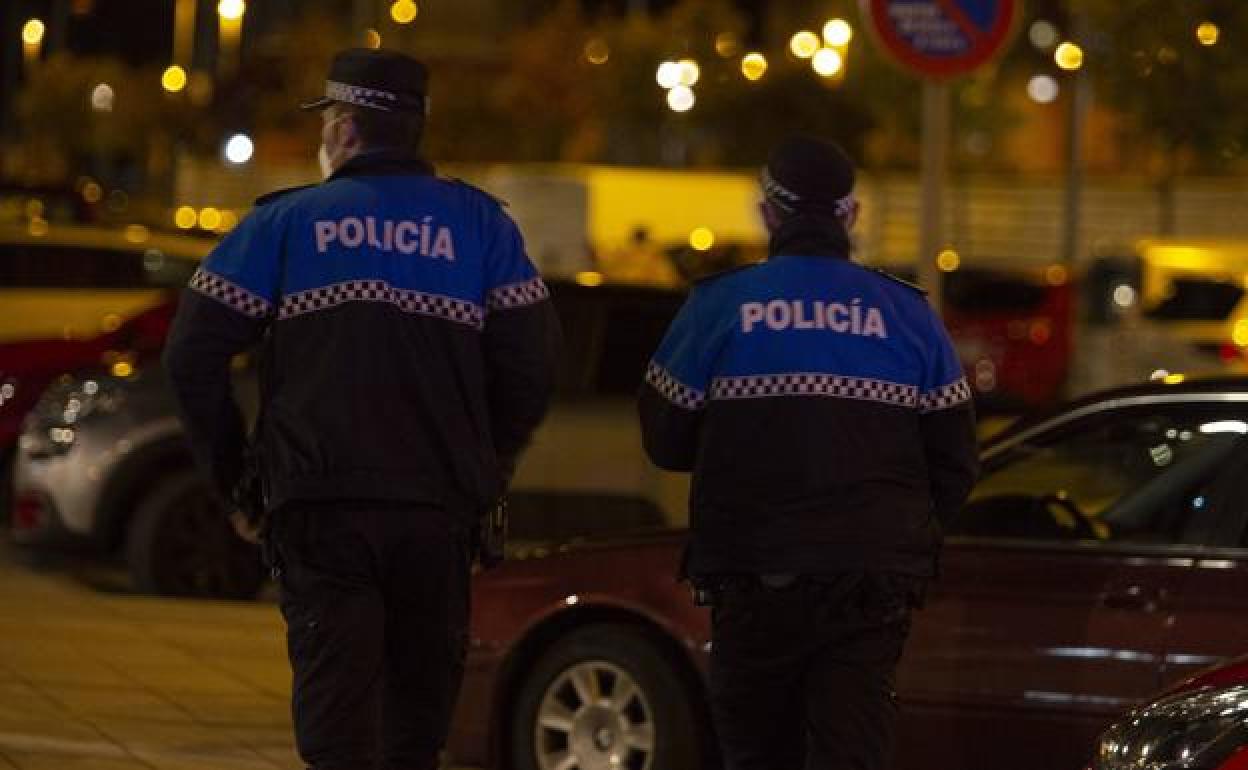 Policía Municipal durante el toque de queda. 