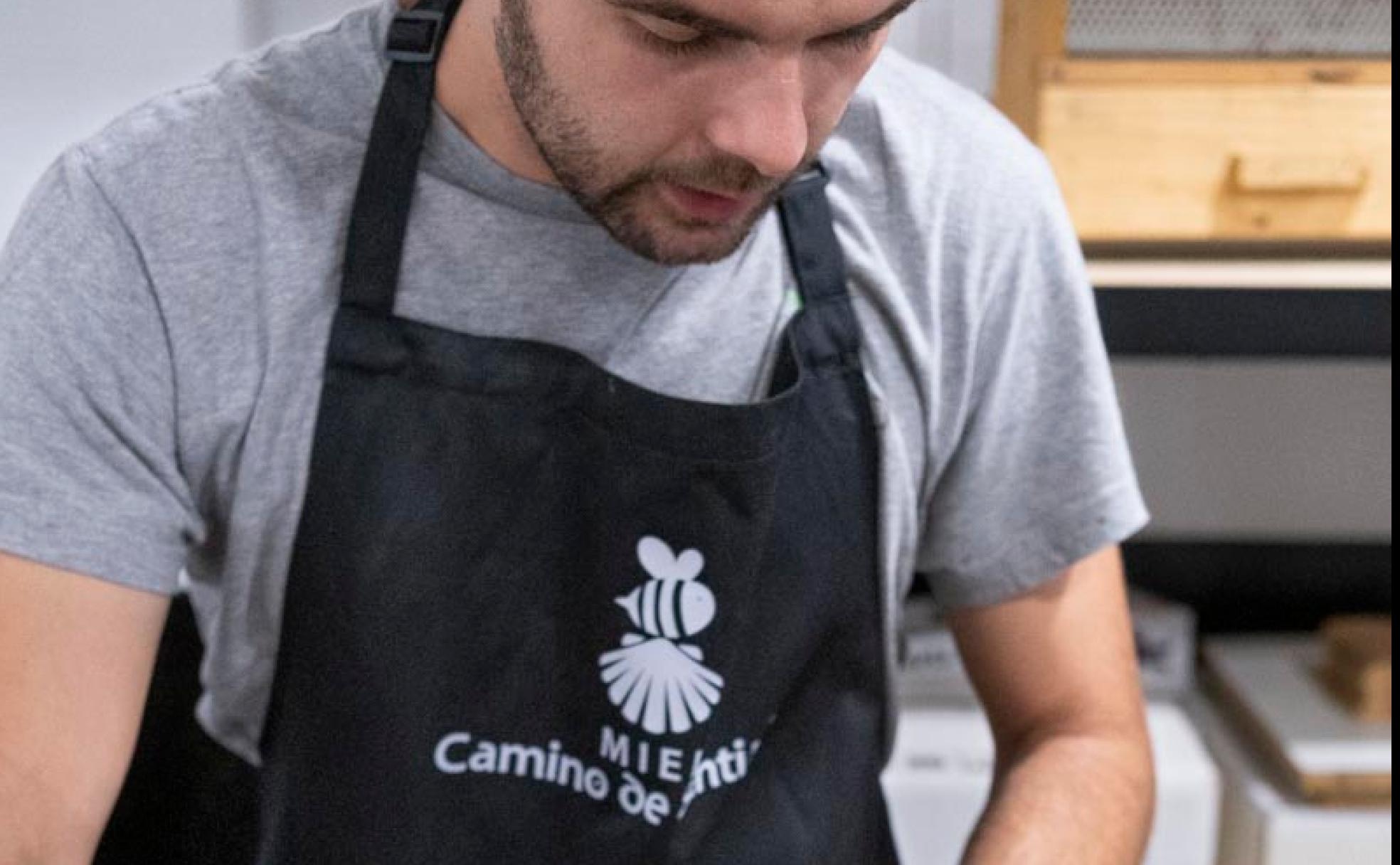 Borja Jiménez en el obrador de Miel Camino de Santiago.