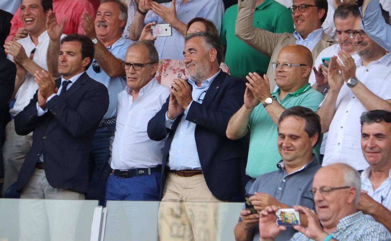 José Fernández Nieto 'Silvano', presidente de la Deportiva, en el palco.