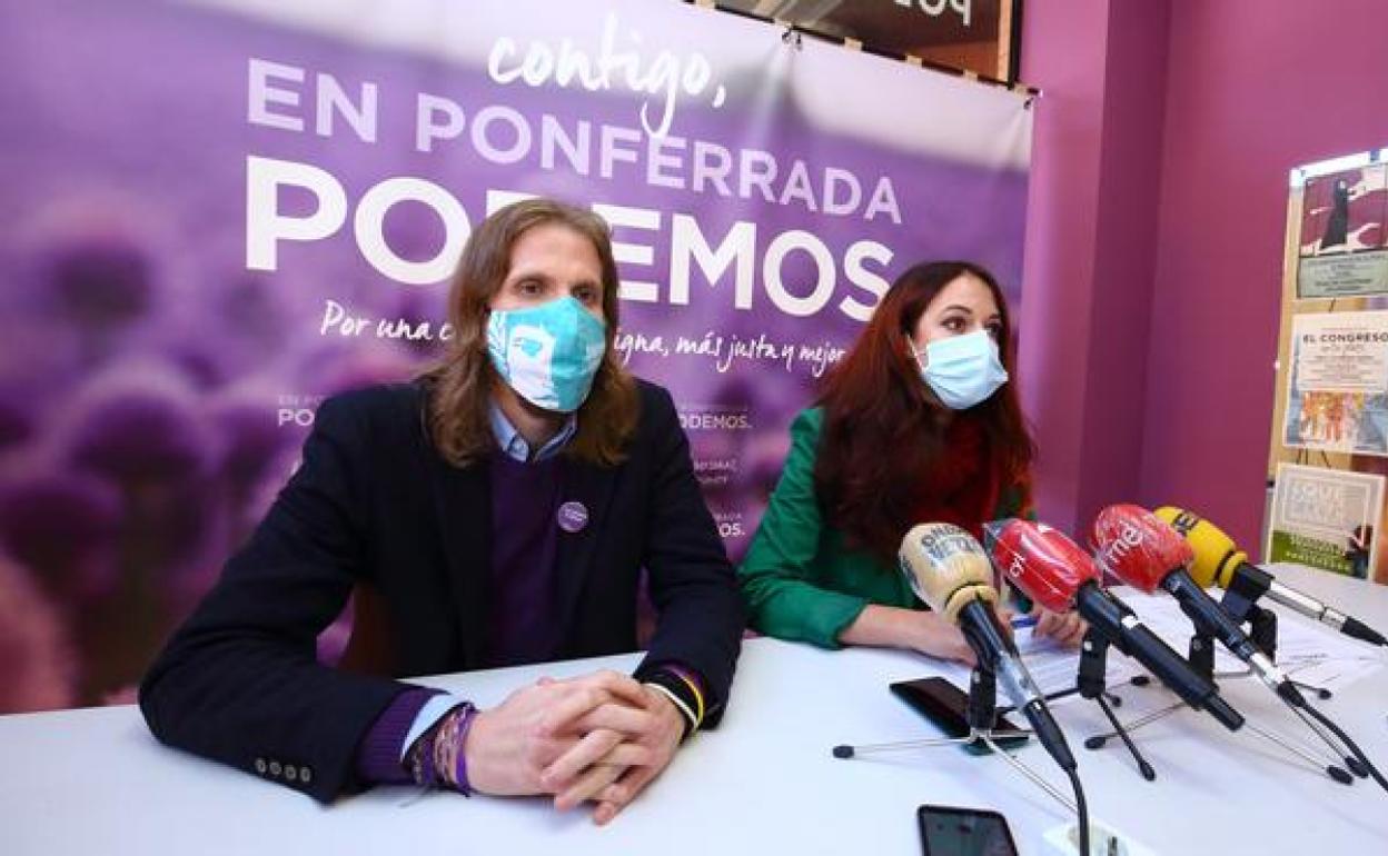 El secretario general de Podemos Castilla y León, Pablo Fernández, junto a la concejala de Bienestar Social del Ayuntamiento de Ponferrada, durante su comparecencia.