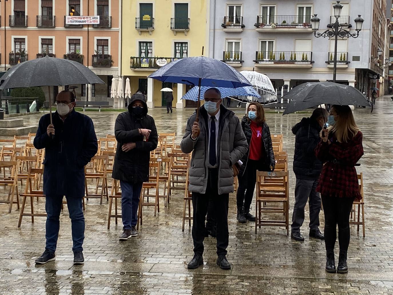 Fotos: El Bierzo, un minuto de silencio contra la violencia de género