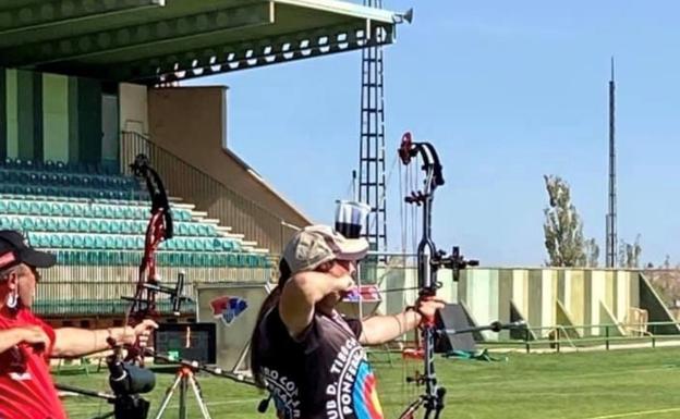 Su gran pasión es el tiro con arco.