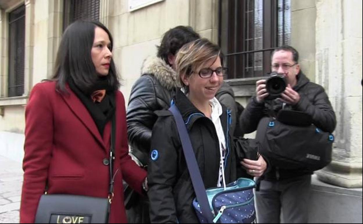 La mujer (D) junto a su abogada, a su entrada al juicio que se celebró en la Audiencia Provincial.