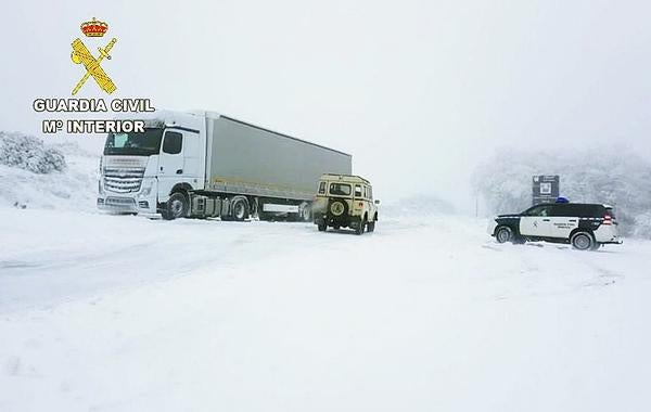 La Guardia Civil auxilia a un camionero polaco atrapado por la nieve en Foncebadón.