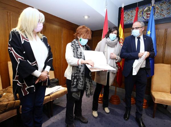 Fotos: Presentación del calendario 2021 'Memoria mejor' para prevenir el envejecimiento cognitivo en Ponferrada