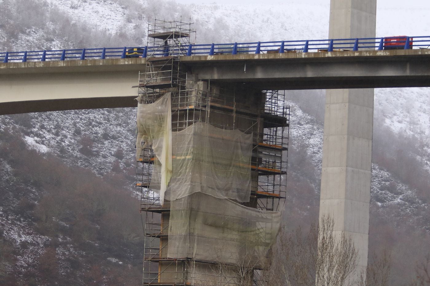 Desde mediados de mes permanecen cortados al tráfico más de seis kilómetros de la A-6 en sentido Madrid a la altura del municipio berciano de Vega de Valcarce. El corte se debe a las obras de conservación en los viaductos de Ruitelán y As Lamas. 